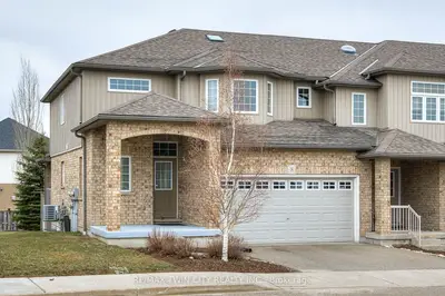 Condo Townhouse in Woolwich