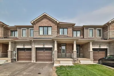 Att/Row/Townhouse in Welland