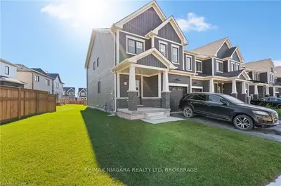 Att/Row/Townhouse in Welland