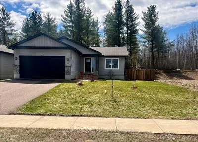 35 Dustin Drive, Petawawa, On K8h 0g3