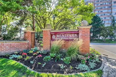 100 Grant Carman Drive 402, Cityview - Parkwoods Hills - Rideau Shore, On K2e 8b8
