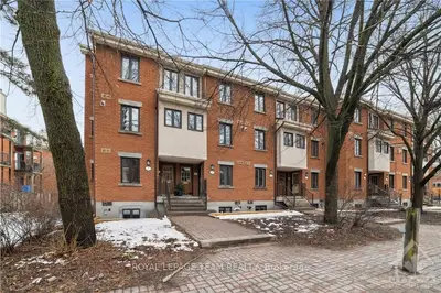 1 Blue Moon, Manor Park - Cardinal Glen And Area, On K1k 4k5