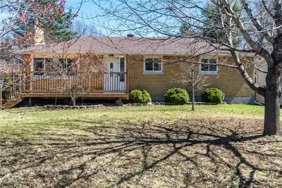 7 Albert Street, Petawawa, On K8h 2n4
