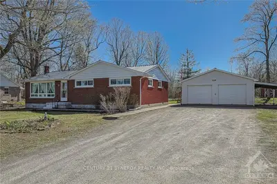 11 Bay Road, Rideau Lakes, On K0g 1l0