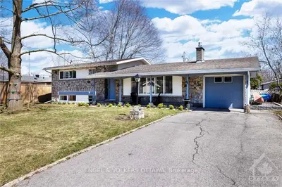 11 WEST HERRINGTON Court, Crystal Bay - Rocky Point - Bayshore, ON K2H 6B9