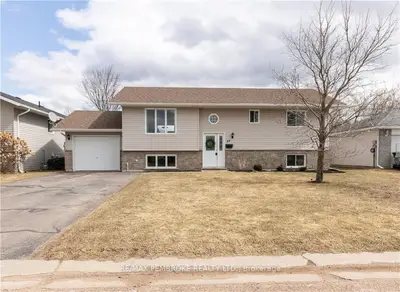 44 Spruce Street, Petawawa, On K8h 3s5
