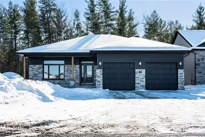 12 Zachary Street, Petawawa, On K8h 0g5