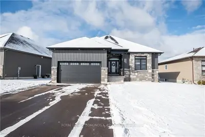 34 Marquis Drive, Petawawa, On K8h 0e5