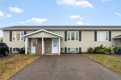28 Renfrew Street, Petawawa, On K8h 0a5