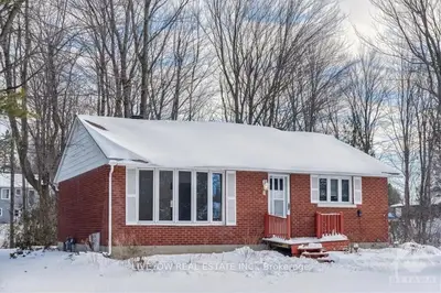 17 Rongail Street, Tanglewood - Grenfell Glen - Pineglen, On K2g 0k6