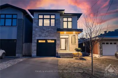 248 Richardson Avenue, Woodroffe, On K2b 5g6