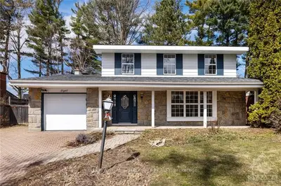 8 GLENDENNING Drive, South of Baseline to Knoxdale, ON K2H 7Y9