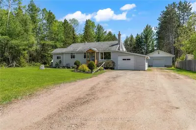 11864 Round Lake Road, Laurentian Valley, On K8a 0k8