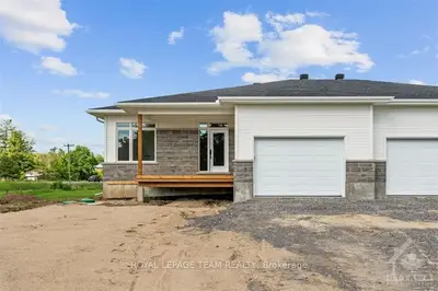 Semi-Detached in McNab/Braeside