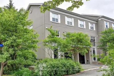Att/Row/Townhouse in Manor Park - Cardinal Glen and Area