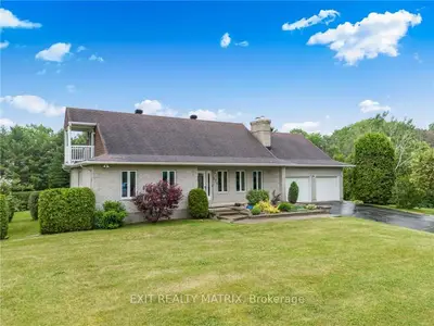 Detached in Champlain
