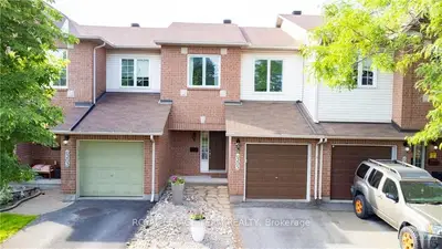 Att/Row/Townhouse in Orleans - Convent Glen and Area