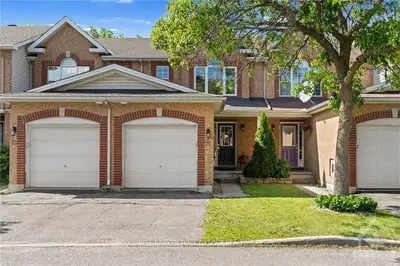 Att/Row/Townhouse in Hunt Club - South Keys and Area