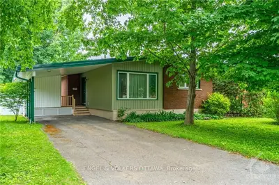 Detached in Parkway Park - Queensway Terrace S and Area