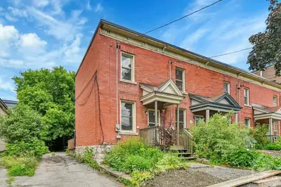 Att/Row/Townhouse in West Centre Town