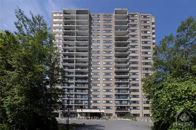 Condo Apartment in Woodroffe