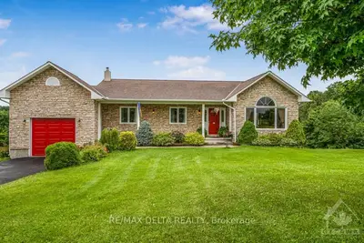 Detached in Champlain