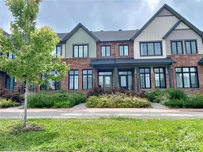 Att/Row/Townhouse in Manor Park - Cardinal Glen and Area
