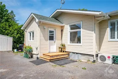 Detached in Champlain