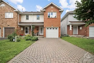 Att/Row/Townhouse in Hunt Club - South Keys and Area