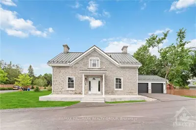 Detached in Meadowlands - Crestview and Area