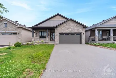Detached in Orleans - Convent Glen and Area