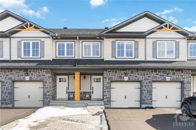Att/Row/Townhouse in Smiths Falls