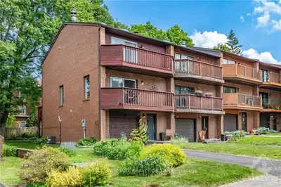 Att/Row/Townhouse in Crystal Bay - Rocky Point - Bayshore