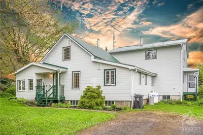 Detached in Champlain