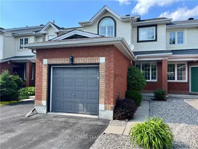 Att/Row/Townhouse in Hunt Club - South Keys and Area