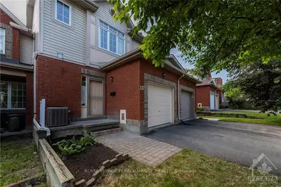 Att/Row/Townhouse in Overbrook - Castleheights and Area