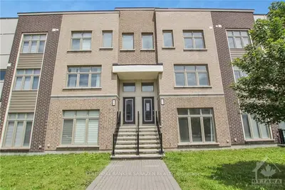 Att/Row/Townhouse in Manor Park - Cardinal Glen and Area