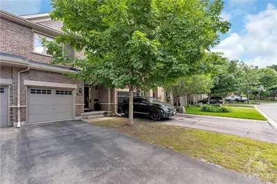 Att/Row/Townhouse in Kanata
