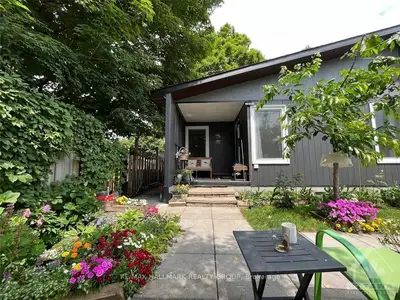 2269 Lawn Avenue 6, Woodroffe, On K2b 7b1
