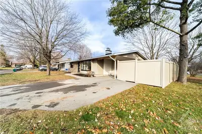 13 WEST HERRINGTON Court, Crystal Bay - Rocky Point - Bayshore, ON K2H 6B9