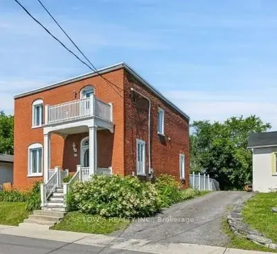 Detached in Champlain