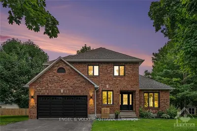 Detached in Russell