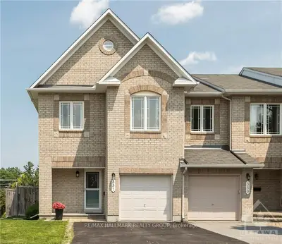 Att/Row/Townhouse in Kanata