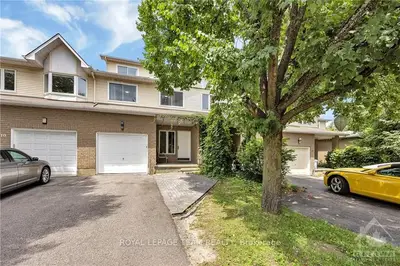 Att/Row/Townhouse in Hunt Club - South Keys and Area
