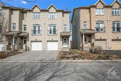 Att/Row/Townhouse in South of Baseline to Knoxdale