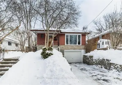 207 WOODLAND Avenue, Woodroffe, ON K2B 5C8