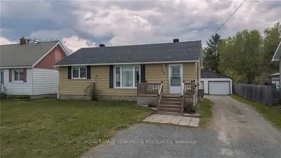 Detached in Laurentian Valley
