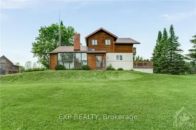 Detached in Champlain