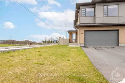 Att/Row/Townhouse in Blossom Park - Airport and Area