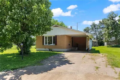 Detached in Laurentian Valley